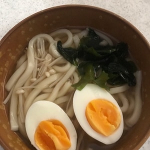 えのきとゆで卵とわかめの煮込みうどん